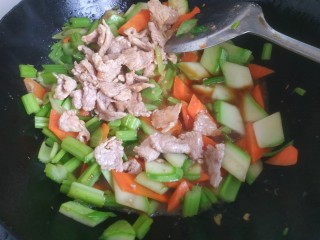 13、家常小炒菜,加入小碗中的调料