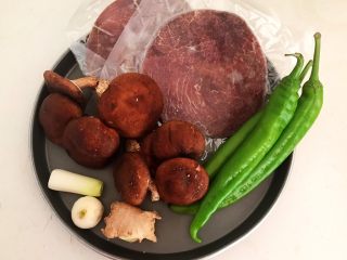 1、小炒牛肉,准备食材：牛里脊肉，尖椒，香菇，大葱，蒜，鲜姜