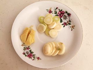 2、小炒牛肉,鲜姜削皮切成小片，大蒜切成小片，切葱花