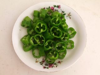 3、小炒牛肉,小辣椒去蒂，切成辣椒圈，去掉辣椒籽