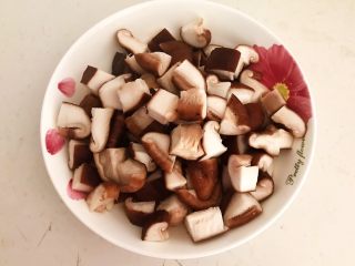 4、小炒牛肉,香菇去蒂，切成小丁