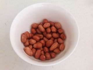 5、小炒牛肉,花生米放入碗里，加入150ml温水浸泡10分钟