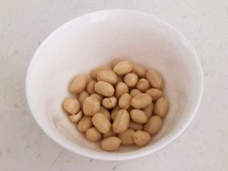 6、小炒牛肉,剥去花生米的红衣