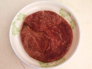 7、小炒牛肉,牛里脊肉用冷水浸泡10分钟，泡出血水后清洗干净
