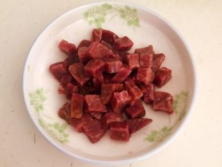 8、小炒牛肉,把牛里脊切成小丁