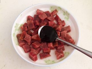 9、小炒牛肉,加入1勺蚝油