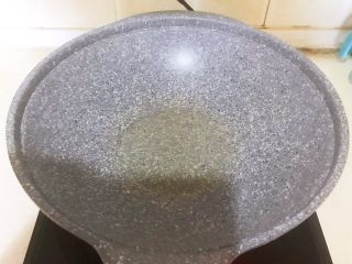 11、小炒牛肉,炒锅烧热后加入2勺玉米油