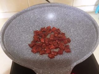 12、小炒牛肉,油烧热后加入牛肉