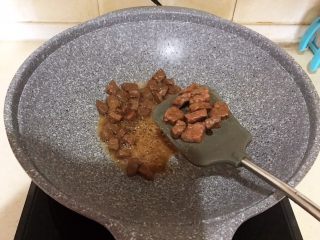 13、小炒牛肉,翻炒至变色