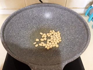 15、小炒牛肉,用锅里的底油煸炒花生米