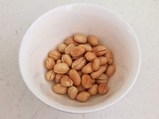 16、小炒牛肉,花生米微黄就捞出来