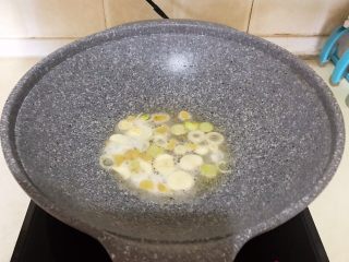 17、小炒牛肉,锅里加入葱花，姜片和蒜片，炒出香味