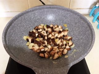 18、小炒牛肉,加入香菇