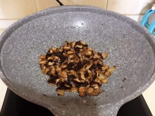 19、小炒牛肉,把香菇炒至微黄，这样口感更好