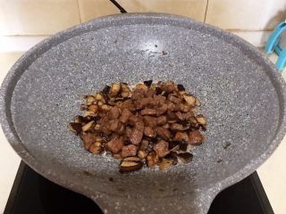 20、小炒牛肉,加入炒好的牛肉，翻炒均匀