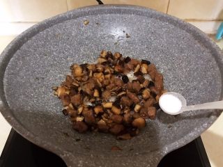 21、小炒牛肉,加入3克精盐，翻炒均匀