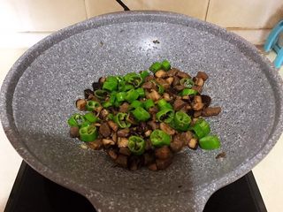 22、小炒牛肉,加入辣椒，翻炒均匀