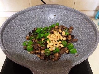 23、小炒牛肉,加入花生米