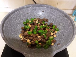 24、小炒牛肉,翻炒均匀即可，小炒牛肉做好了