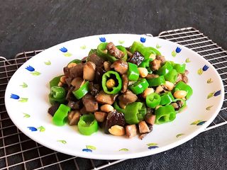 25、小炒牛肉,这道小炒牛肉香菇鲜香，牛肉嫩滑，尖椒清脆，花生香酥，口感独特，下酒下饭都可以~