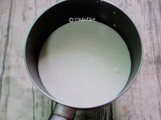 4、鲜奶麻糬,全部混合好的液体，小奶锅小火加热