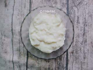 6、鲜奶麻糬,装入保鲜盒中，放入冰箱冷藏至凝结