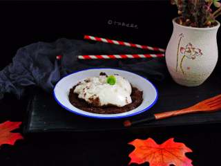 10、鲜奶麻糬,接着把冷却好的麻薯铺在饼干碎上面就可以了。