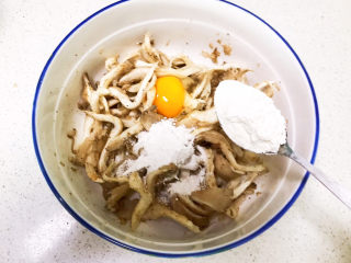 7、孜然蘑菇,加入2勺面粉