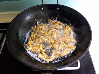 11、孜然蘑菇,炸制蘑菇定型