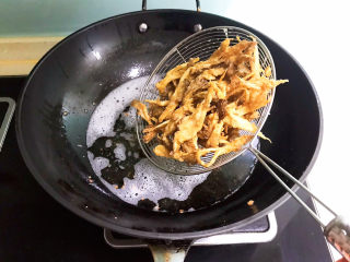 13、孜然蘑菇,再把蘑菇放入油锅