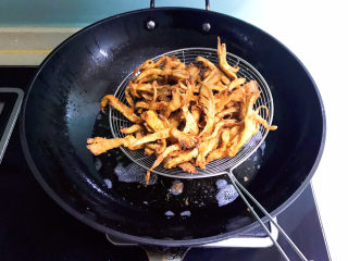 16、孜然蘑菇,把炸好的蘑菇捞出来