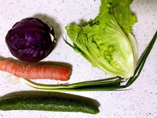 1、鸡蛋卷饼销魂吃法，边看边流口水啦,准备好的蔬菜。