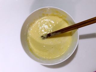 4、鸡蛋卷饼销魂吃法，边看边流口水啦,加入水，搅匀成糊状，由于鸡蛋饼要卷蔬菜，调稀点，出来的饼才薄。