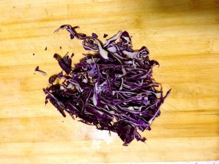 5、鸡蛋卷饼销魂吃法，边看边流口水啦,洗干净的紫甘蓝切丝。