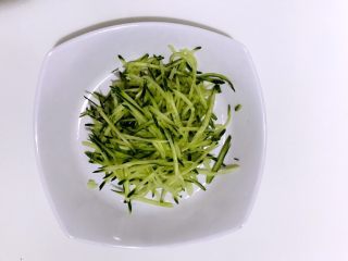 6、鸡蛋卷饼销魂吃法，边看边流口水啦,黄瓜擦丝。