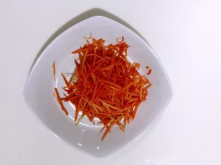 7、鸡蛋卷饼销魂吃法，边看边流口水啦,胡萝卜擦丝。