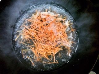 8、鸡蛋卷饼销魂吃法，边看边流口水啦,不喜欢吃生的，在开水中焯一下，更容易消化。