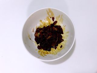 9、鸡蛋卷饼销魂吃法，边看边流口水啦,肉丝用生抽腌制几分钟，味道可稍重点，因为要拌蔬菜。这步可最先做，或根据自己的速度来调整。