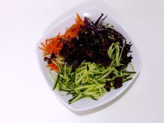 11、鸡蛋卷饼销魂吃法，边看边流口水啦,拌入准备好的蔬汁丝中，备用。