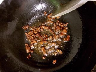 10、鸡蛋卷饼销魂吃法，边看边流口水啦,热锅冷油炒熟，加盐。