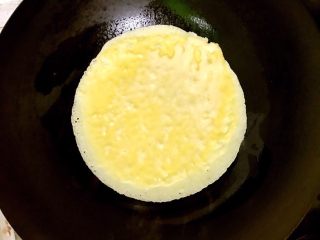 12、鸡蛋卷饼销魂吃法，边看边流口水啦,热锅冷油倒入一点点油，沾满锅底。调小火，倒入够摊满锅底的蛋液。（当然，用电饼档更方便）