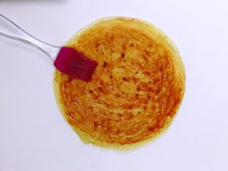 14、鸡蛋卷饼销魂吃法，边看边流口水啦,饼面涂抹番茄酱。