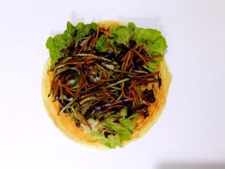 15、鸡蛋卷饼销魂吃法，边看边流口水啦,放入准备好的蔬菜，卷起。