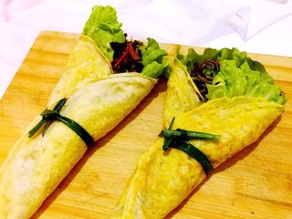 16、鸡蛋卷饼销魂吃法，边看边流口水啦,小葱叶在开水中过下，捆卷饼上。