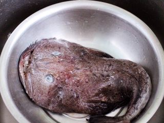 1、酱焖安康鱼,首先把安康鱼放入盆中。