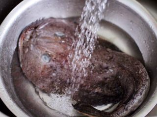 2、酱焖安康鱼,先用自来水把安康的表面的粘液冲洗干净后，去除内脏的杂质，记得把鱼肚和鱼肝取出洗净备用，这两样可是好东西，我最爱吃鱼肚啦。