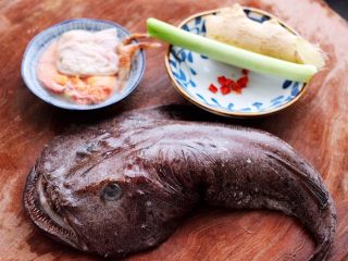 3、酱焖安康鱼,准备好所有的食材。