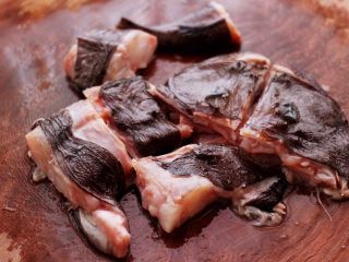 4、酱焖安康鱼,安康鱼用刀直接剁成大块。