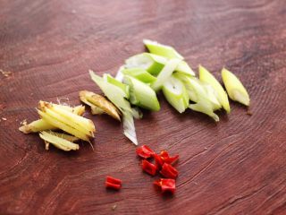 5、酱焖安康鱼,把葱姜切丝，小米辣切碎备用。