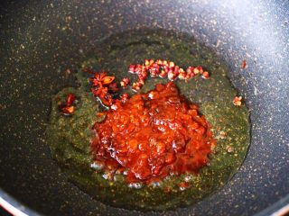 6、酱焖安康鱼,锅烧热后倒入花生油烧至六成热时，先炸香花椒和八角，再倒入豆瓣酱。